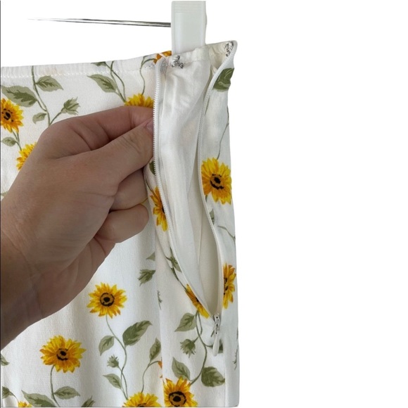 Wild Honey Sunflower Print Capri Pants - Picture 4 of 11